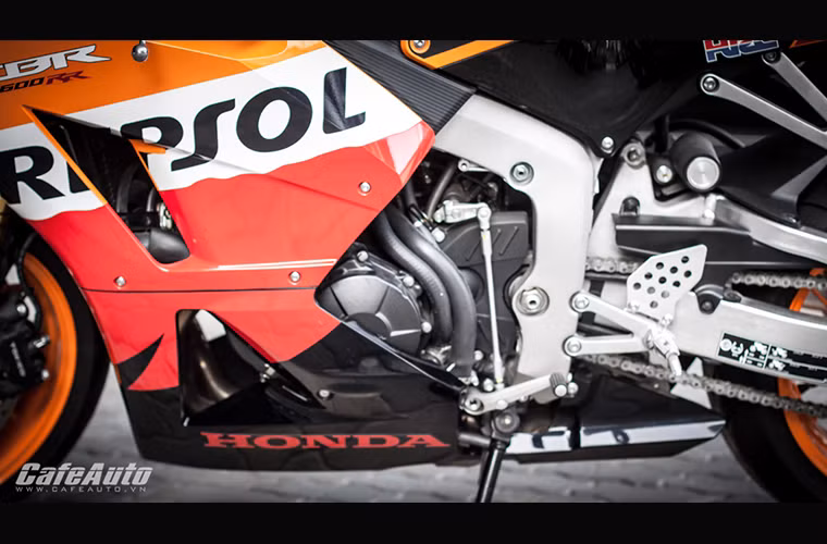 Phần thân xe mang đậm dấu ấn ngôn ngữ thiết kế "FireBlade" giống như đàn anh CBR1000RR cùng màu sơn Repsol cá tính.