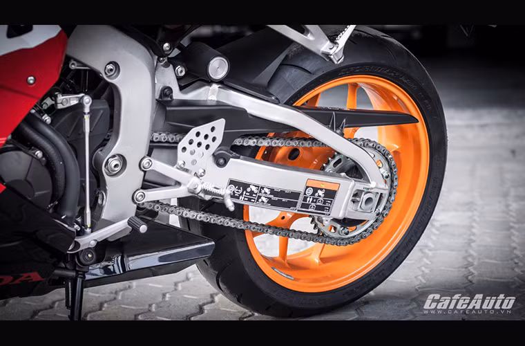 Giảm sóc sau Uni - prolink với cây giảm xóc trụ đứng có thể dễ dàng điều chỉnh.