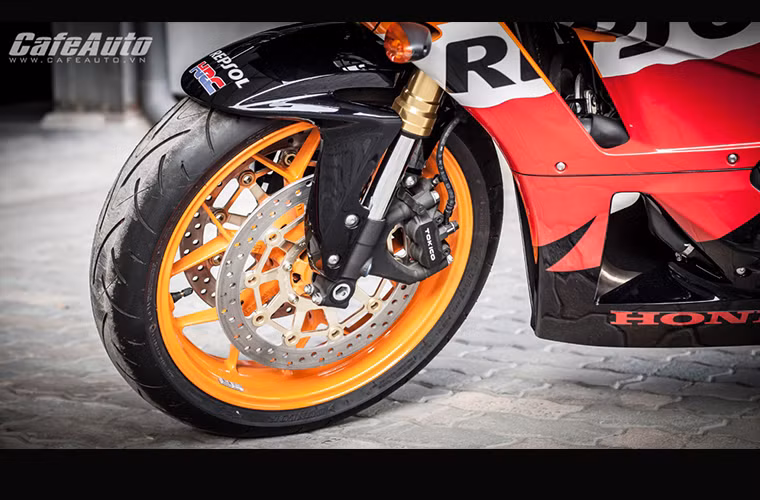 Phần bánh trước nổi bật với cụm phuộc Showa 41mm mới. Kiểu vành 3 nan ở phiên bản cũ đã được thay đổi bằng cặp vành 6 nan chữ Y thanh mảnh, mạnh mẽ, làm từ nhôm giống như đàn anh CBR1000RR.