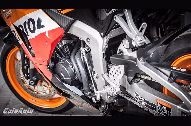 Tổng quan về ngoại hình khá "hiếu chiến" với phần đầu hầm hố và vuốt nhọn ra trước, phần yếm được tạo hình với những phần vát chéo tinh tế và khối bình xăng hình giọt nước.