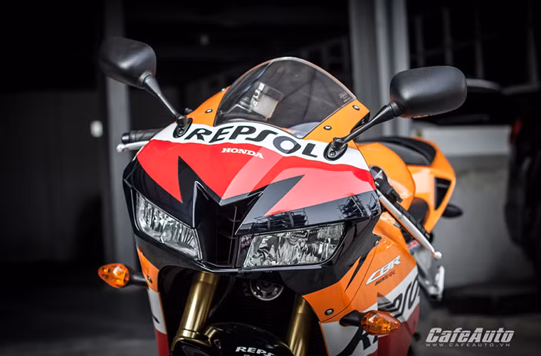 Nổi bật ở ngoại hình của xe là phần đèn pha đôi dữ dằn và liền mạch, được thiết kế liền khối vuốt nhọn về đầu xe như chiếc mỏ chim ưng, lấy cảm hứng từ xe đua MotoGP cùng phần kính chắn gió mạnh mẽ, gọn gàng.