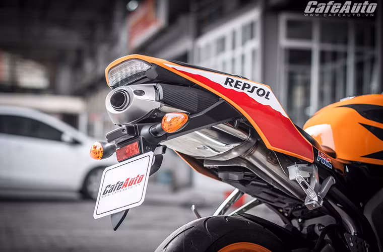 Ngoài ra, nhờ những cải tiến trên khung xe nên trọng lượng của CBR600RR giảm xuống chỉ còn 196kg.