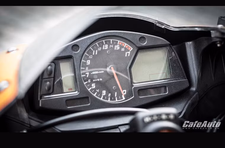 Bảng đồng hồ được thiết kế khá hiện đại khi kết hợp cả dạng điện tử và analog, ổ khóa điện tử thông minh H.I.S.S được bố trí chính giữa ghi-đông.