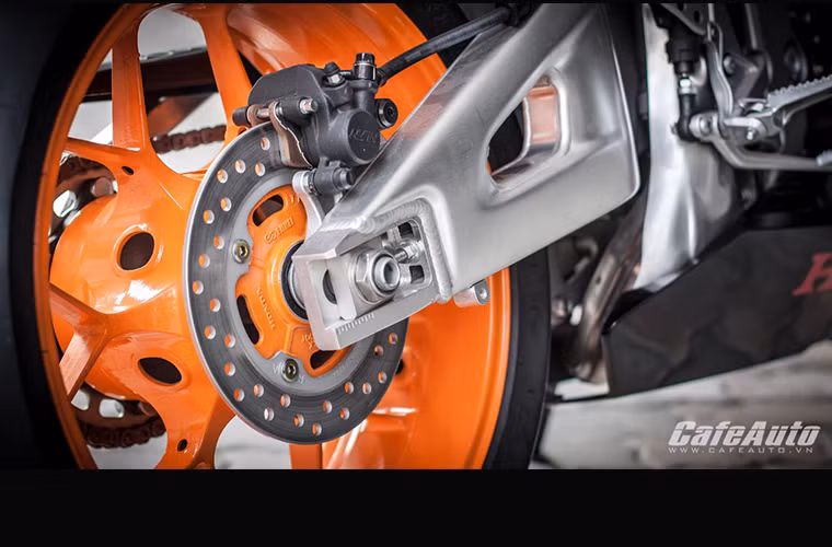 Nhằm giúp người lái cầm cương chiếc xe một cách an toàn, CBR600RR được trang bị cụm phanh đĩa đôi Tokico đường kính 310mm cho bánh trước và phanh đĩa đơn 210mm cho bánh sau, kết hợp hệ thống phanh điều khiển điện tử tích hợp C-ABS.