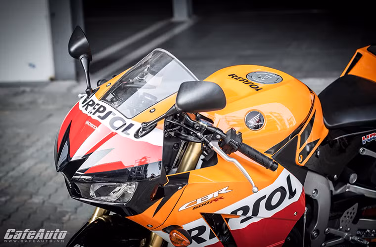 Kính chắn gió được gắn tên đỉnh của phần vỏ ốp đầu, hơi cong về phía trước nhằm tạo không gian núp gió lý tưởng, vừa mang tính khí động học cao.