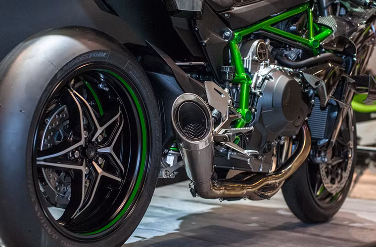 Siêu môtô 1.000 phân khối sử dụng khung ống dạng mắt cáo giống trên Ducati, chiều dài cơ sở 1.455mm.