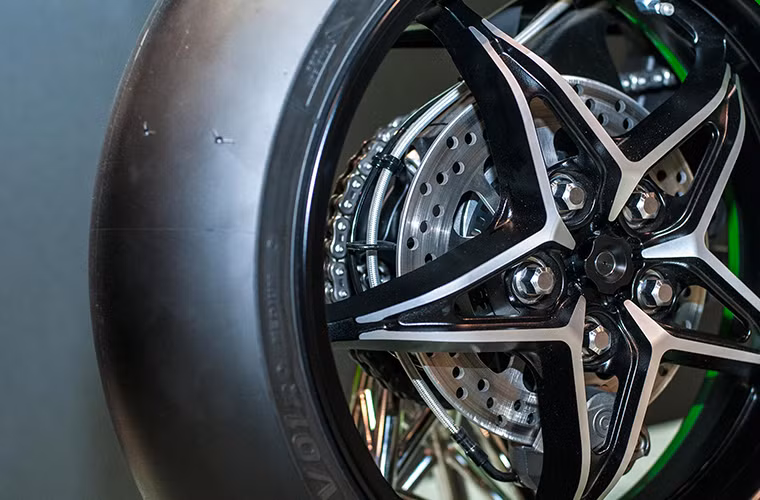 Bộ lốp kích thước lớn 120/600-17 phía trước và 190/650-17 phía sau được thiết kế riêng cho đường đua.