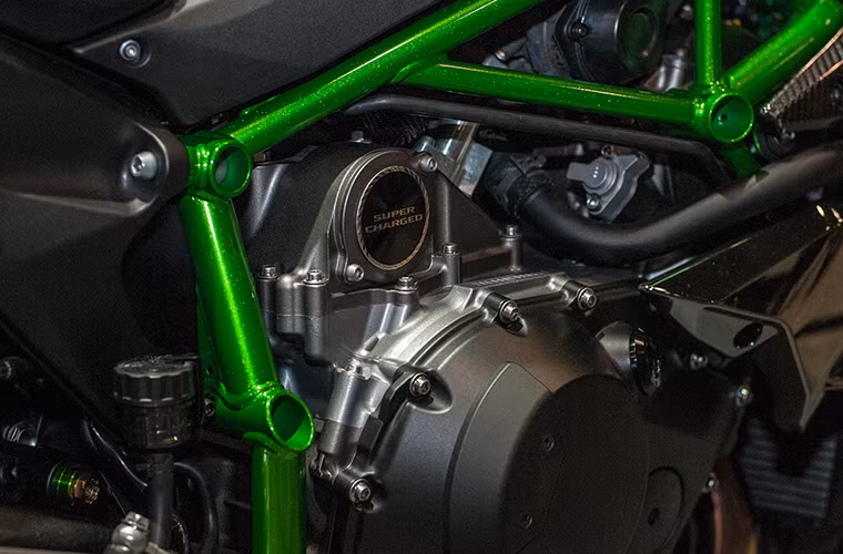 Khối động cơ siêu nạp 300 mã lực đã giúp H2R đánh bại ZX14...