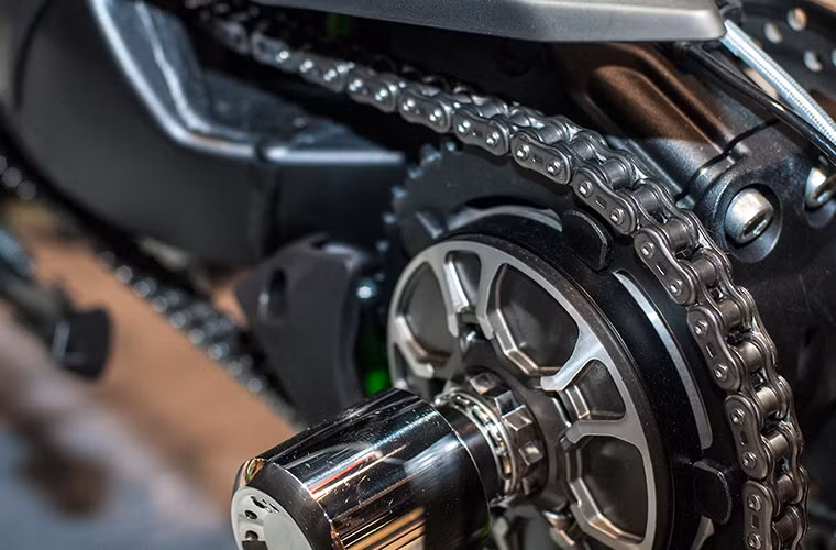 Bộ phanh Brembo với đĩa đôi trước và đĩa đơn sau.