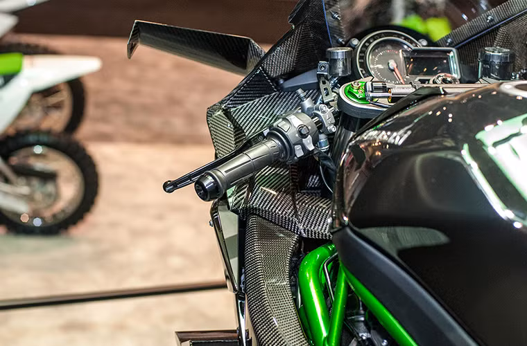 Bảng đồng hồ trên H2R là loại đồng hồ điện tử, tay lái kiểu clip-on với trợ lực lái.