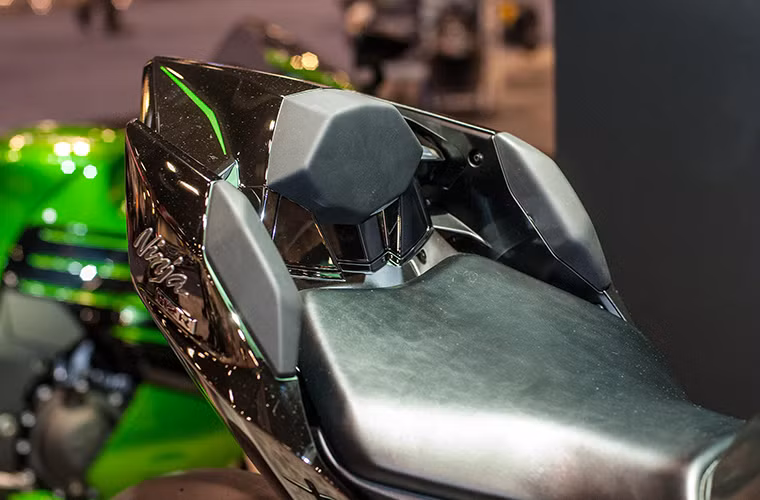 Yên xe vuốt ngược về sau dạng solo với thiết kế khí động học.