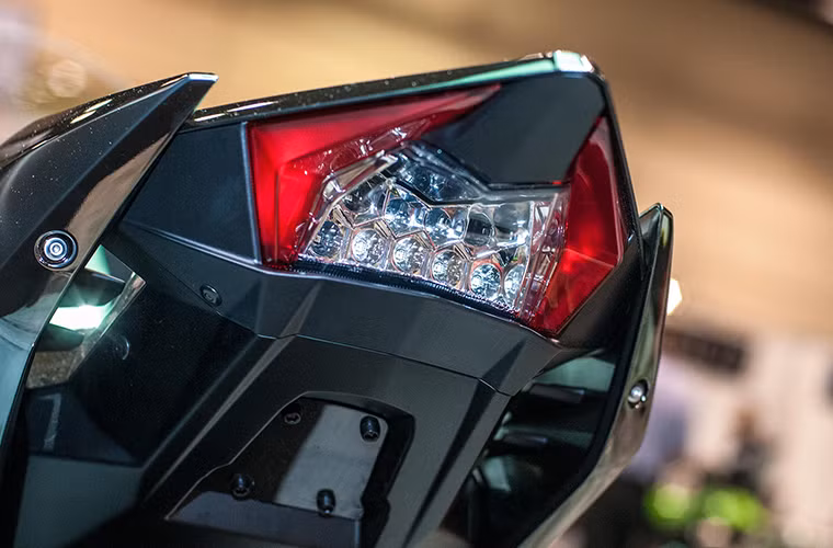 H2R là phiên bản được sản xuất chỉ dành cho đường đua, do đó những trang bị thiết yếu cho một mẫu xe chạy trên đường phố như đèn xi-nhan, gương chiếu hậu… đều được loại bỏ.