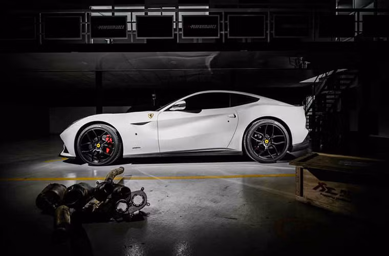 Ferrari F12 "độ" bởi PP Performance: Hãng xe độ gốc Đức có trụ sở tại Abu Dhabi đã "thổi" 795 mã lực vào chiếc xe Ý này bằng cách tinh chỉnh lại ống xả, ống hút gió và hệ thống máy tính. Tuy nhiên, cái giá phải trả cho phần "độ" này không hề rẻ: 18.000 USD.