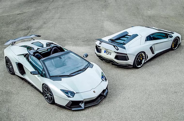 Lamborghini Aventador Roadster "độ" bởi Novitec: Bên trong cabin, nhiều chi tiết được trang hoàng lại bằng sợi carbon như ốp tấm chắn cụm đồng hồ, lẫy chuyển số vô-lăng, tay nắm cửa, bệ cửa xe. Novitec sử dụng bộ tăng áp kép của mình cùng với các điều chỉnh kèm theo đưa công suất cực đại lên mức 969 mã lực.