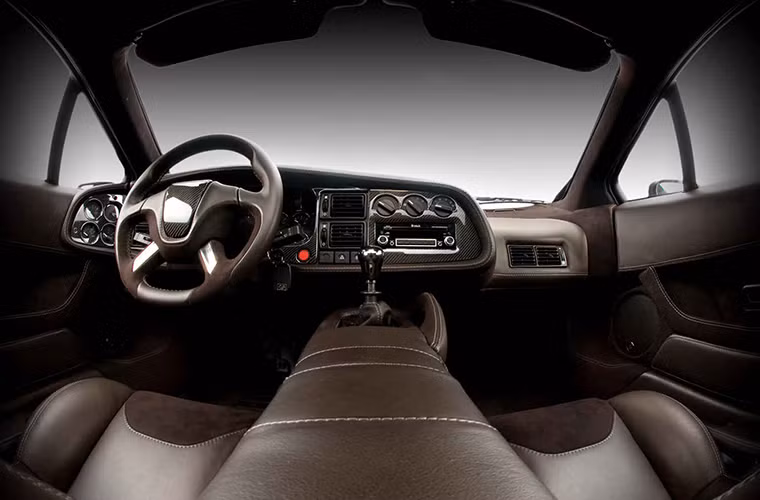 Jaguar XJ220 "độ" bởi Vilner: Hãng xe độ danh tiếng Vilner đến từ Bulgaria đã nỗ lực "biến hóa" mẫu xe này - vốn là một trong những chiếc xe có thiết kế đẹp nhất từng biết đến. Tuy nhiên, Vilner đã không đụng đến ngoại thất của xe mà chỉ thay đổi nội thất bằng sự kết hợp kinh điển giữa sợi carbon và bọc da Alcantara.