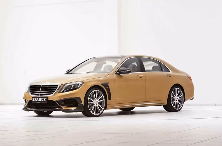 S63 AMG "độ" bởi Brabus: Đầu năm ngoái, hãng độ xe danh tiếng Brabus đến từ Đức đã tung ra biến thể 850 mã lực của E63 AMG động cơ V8. Lần này, Brabus đã làm lại điều đó với S63 AMG và nâng tầm "biến hóa" lên một mức xa hơn với tông màu vàng đáng giá Goldmember - cả bên trong lẫn bên ngoài.