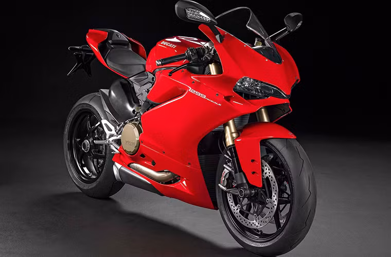  2) Ducati 1299 Panigale S: Đây là mẫu xe đầu tiên của Ducati có công suất lên đến 200 mã lực nhờ trang bị động cơ 1285 phân khối Superquadro V-twin, sản sinh công suất 205 mã lực tại 10.500 vòng/phút và mô-men xoắn cực đại 145 Nm tại 8.750 vòng/phút. So với Panigale 1199, 1299 Panigale S có khả năng phản ứng nhanh nhạy hơn, tính khí động học cao hơn và có góc bẻ lái lớn hơn.