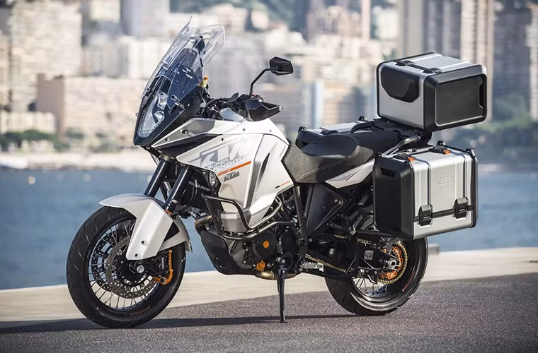  8) KTM 1290 Super Adventure: Được nâng cấp từ phiên bản 1190 Super Adventure, KTM 1290 Super Adventure sử dụng động cơ V-Twin với xi lanh tạo góc nghiêng 75 độ, dung tích 1.301cc giống với người anh em 1290 Super Duke R. Khi được trang bị cho KTM 1290 Super Adventure, có thể khối động cơ này sẽ có công suất tối đa khoảng 156 mã lực. Adventure với hệ thống chống bó cứng phanh ABS, hệ thống kiểm soát lực kéo, hệ thống kiểm soát độ ổn định của Bosch. Tuy nhiên đến thời điểm này, chiếc xe vẫn chưa được ra mắt.