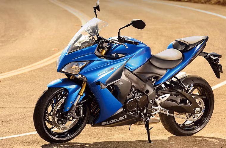  9) Suzuki GSX-S1000 ABS: Đây là model 2016 mà hãng Suzuki sẽ ra mắt vào mùa hè này. Về cơ bản, đây là một chiếc roadster đường phố, được thiết kế để phục vụ cho những chuyến đi thường ngày, do đó động cơ của GSX-S1000 được trang bị loại pít tông trọng lượng nhẹ, trục cam thiết kế mới. Xe được trang bị an toàn với hệ thống phanh đĩa Brembo, hỗ trợ chống bó cứng phanh ABS. GSX-S1000 được trang bị động cơ 4 thì, 4 xi-lanh, dung tích 999 phân khối, làm mát bằng dung dịch, DOHC.