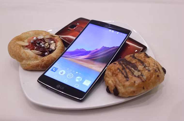 G Flex 2 dự kiến ra mắt tại Hàn Quốc trong tháng 1/2015 với hai màu đỏ và bạc, sau đó sẽ phát hành ra các thị trường khác. Hiện giá bán của G Flex 2 chưa được công bố.