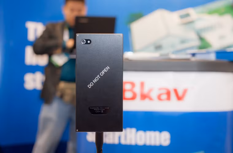 Mẫu máy được trưng bày ở CES 2015 nhiều khả năng sẽ có tên BPhone. Thiết bị được bao bọc trong một khung kín, chỉ lộ màn hình và các cổng, nút bấm.