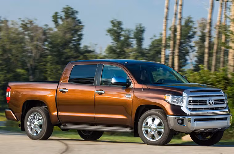  3. Toyota Tundra: Với 118.493 chiếc bán ra trong năm 2014, Tundra chiếm vị trí 41 trong danh sách xe bán chạy tại Mỹ (trên cả Chrysler 200 hay Mazda3). Có giá bán 29.020 USD, đây là một trong những mẫu bán tải full-size có giá trị bán lại cao nhất, với 68.3% sau 36 tháng và 58,4% sau 60 tháng.