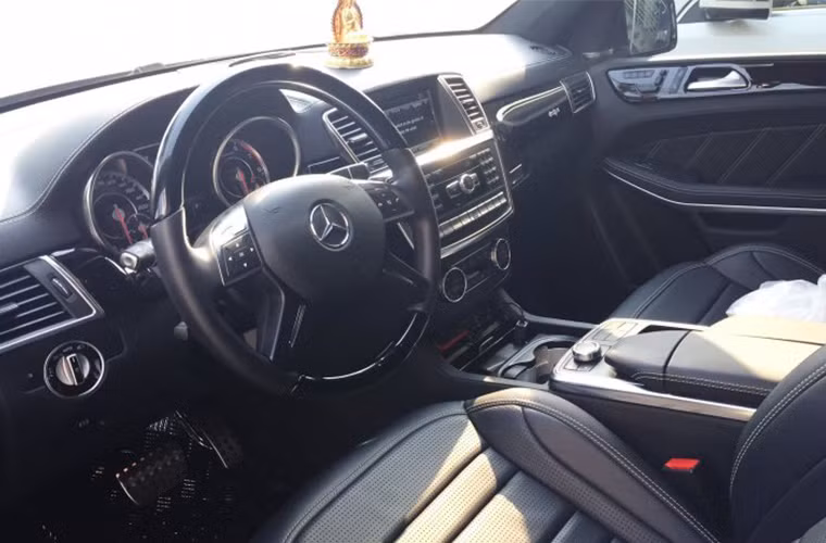 Tay lái thể thao AMG 4 chấu bọc da nappa...