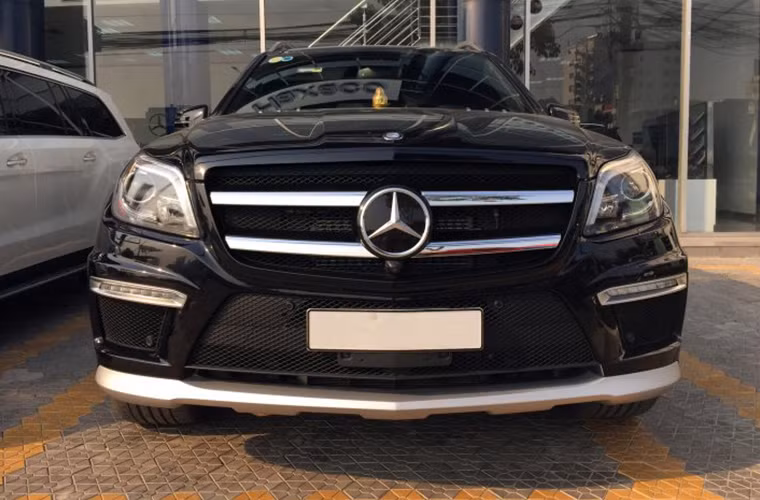 Ngoại thất GL63 AMG không có nhiều khác biệt so với GL-Class. Đầu xe là lưới tản nhiệt 2 nan và logo ngôi sao 3 cánh ở giữa.