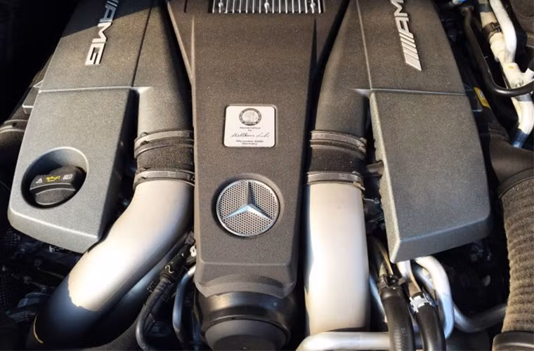 Các kỹ sư của AMG đã thay thế động cơ V8 tiêu chuẩn bằng loại 5.5 lít V8 tăng áp kép cho công suất tối đa tới 558 mã lực, mô-men xoắn cực đại 760 Nm ngay tại vòng tua 2.000 vòng/phút. Sức mạnh đáng gờm đó đủ để chiếc xe nặng gần 2,6 tấn tăng tốc từ 0-100km/h trong vòng 4,8 giây, tốc độ tối đa được giới hạn điện tử ở mức 250km/h.