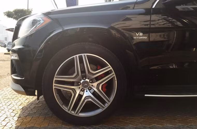 Cản trước và sau được mở rộng, nẹp viền chrome. Viền đèn pha, đèn sương mù và đèn hậu sử dụng công nghệ LED. Mâm xe thể thao 21 inch 5 chấu cùng cặp ống xả kép mạ chrome của AMG.