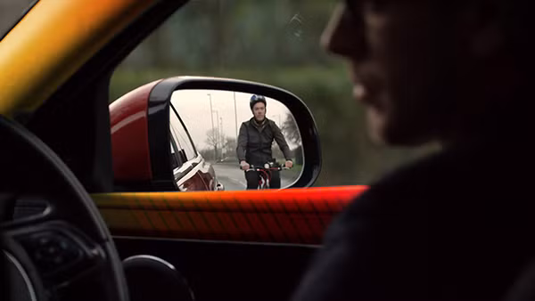 Dàn đèn gắn xung quanh ở trong xe sẽ giúp người điều khiển biết được khoảng cách và sự di chuyển của người đi xe 2 bánh.