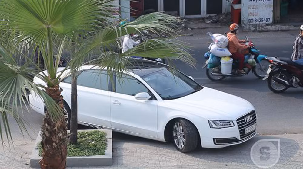 Chiếc A8L của Angela Phuong Trinh gặp nạn.