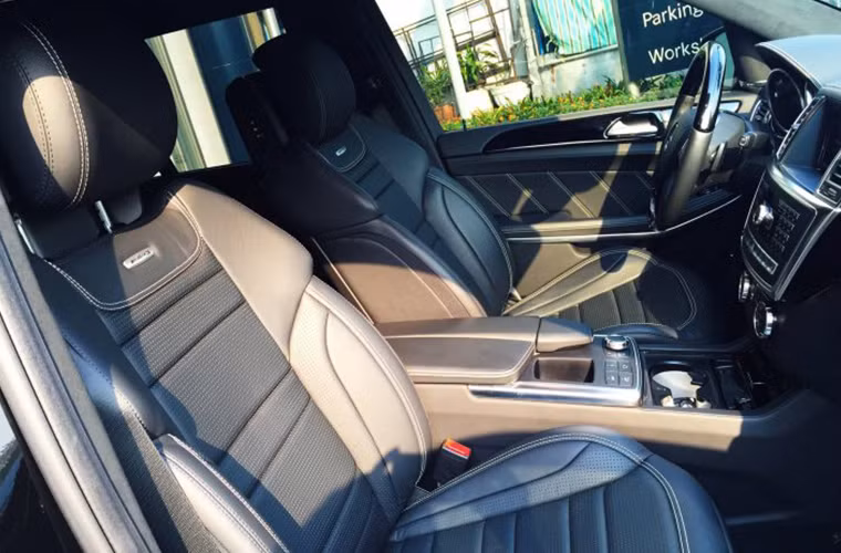 Các tiện nghi trên xe gồm: hệ thống giải trí COMAND với màn hình TFT 7-inch, dàn âm thanh vòm Bang &amp; Olufsen BeoSound AMG, điều hòa khí hậu tự động đa vùng, đèn báo nội thất có thể điều chỉnh 3 màu sắc &amp; độ sáng, màn che nắng cho cửa sổ hai bên phía sau…