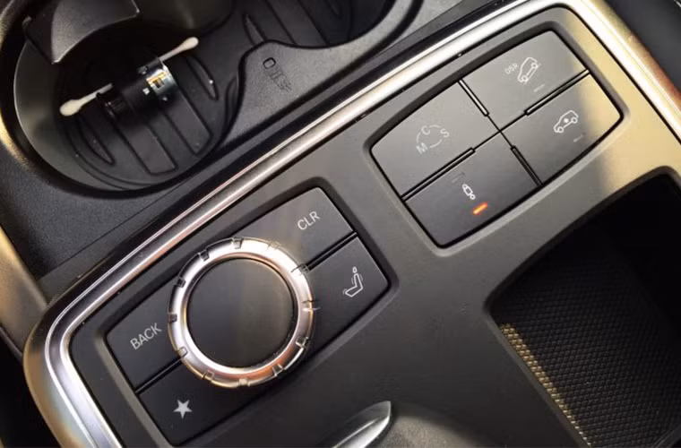 Trang bị an toàn gồm một loạt hệ thống như: phanh ABS, BAS, ASR, ESP, kiểm soát lực kéo điện tử 4ETS, hỗ trợ đỗ xe chủ động Active parking assist, camera 360°, cảnh báo mất tập trung, kiểm soát tốc độ Cruise Control với Speed Tronic, hỗ trợ xuống dốc DSR…