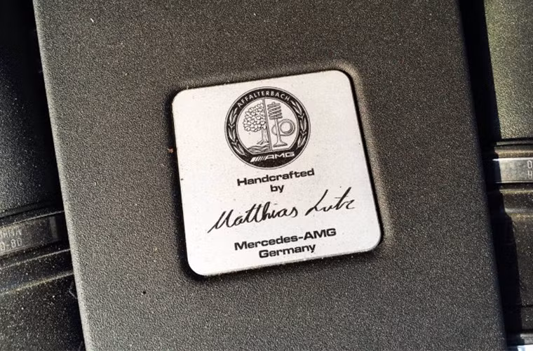 Với mức giá bán tại Việt Nam là 7.418.000.000 VND, rõ ràng GL63 AMG chỉ dành cho các khách hàng có hầu bao rủng rỉnh cộng với độ chịu chơi mới có thể rước mẫu SUV thuộc hàng "khủng" này về.