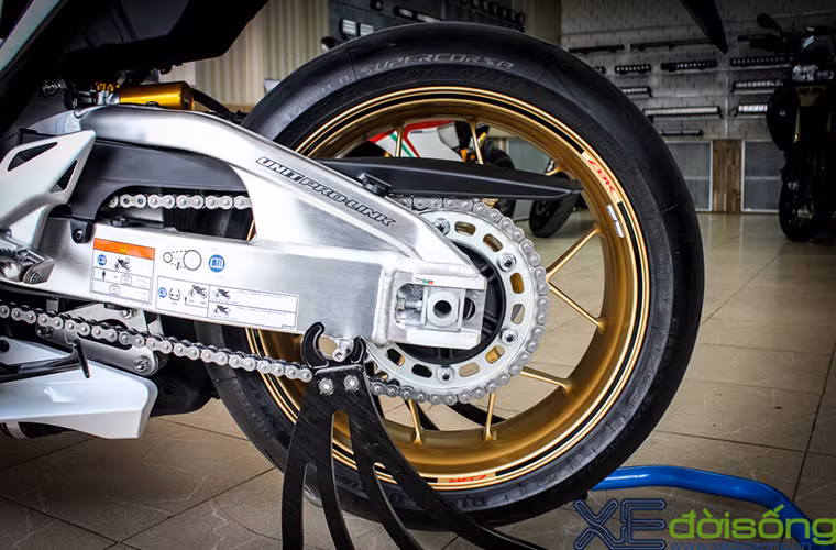 Thụt sau Ohlins, phanh sau Brembo, đường kính đĩa phanh 220mm, lốp sau 190/50-17 Diablo Supercorsa SC. Vành xe 17-inch được sơn màu vàng độc quyền của Honda.