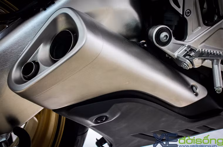 Ống xả kép đặt phía bên phải xe