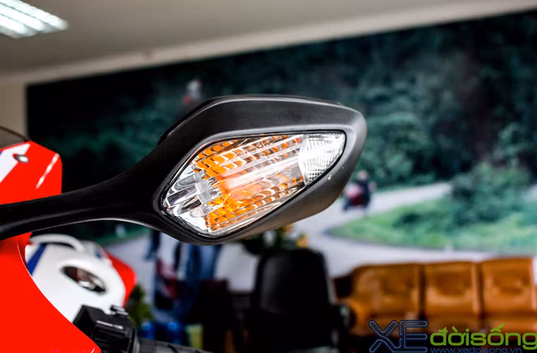 Gương chiếu hậu tích hợp đèn xi nhan lớn