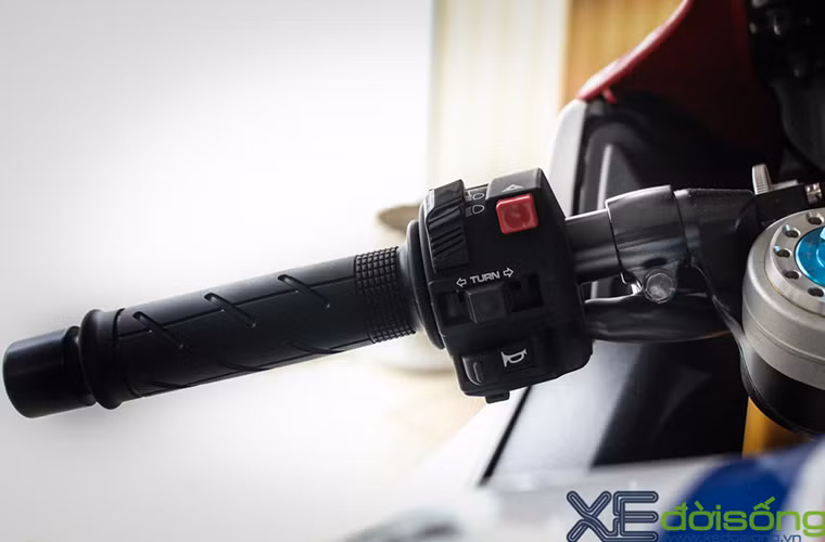 Tay lái trái với các nút điều khiển cơ bản