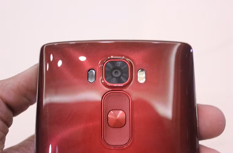 Camera trên G Flex 2 kế thừa công nghệ lấy nét bằng laser siêu nhanh từ LG G3 đi cùng cảm biến 13MP có ổn định quang học, trong khi đó camera trước có độ phân giải 2,1MP.