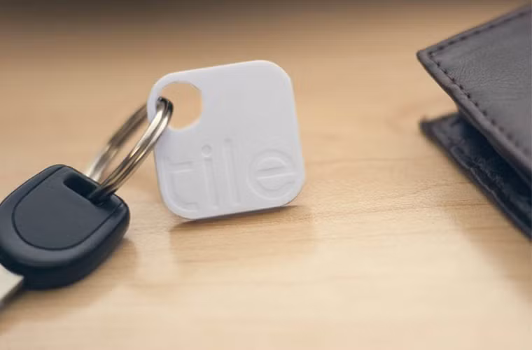 Những miếng thẻ nhỏ gắn vào chùm chìa khóa, bỏ vào ví tiền, gắn lên smartphone,/tablet... Nếu chúng bị mất hay thất lạc, miếng thẻ này sẽ giúp bạn nhanh chóng tìm lại bằng cách báo vị trí của đồ bị mất trên điện thoại.