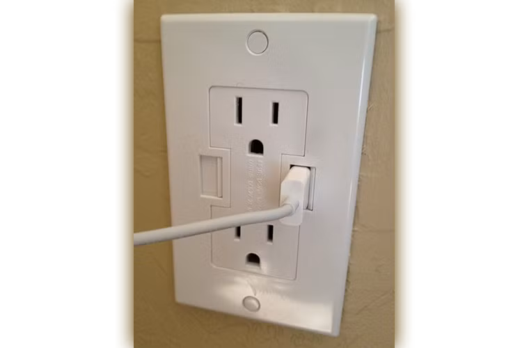 Ổ cắm điện trên tường có cổng sạc USB.