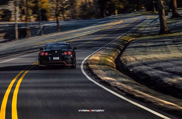 Nissan GT-R Nismo 2015 có thể tăng tốc từ 0-96km/h trong thời gian khoảng 2 giây và đạt tốc độ tối đa khoảng 350km/h - những con số có thể biến GT-R Nismo thành chiếc xe thương mại nhanh nhất hành tinh.