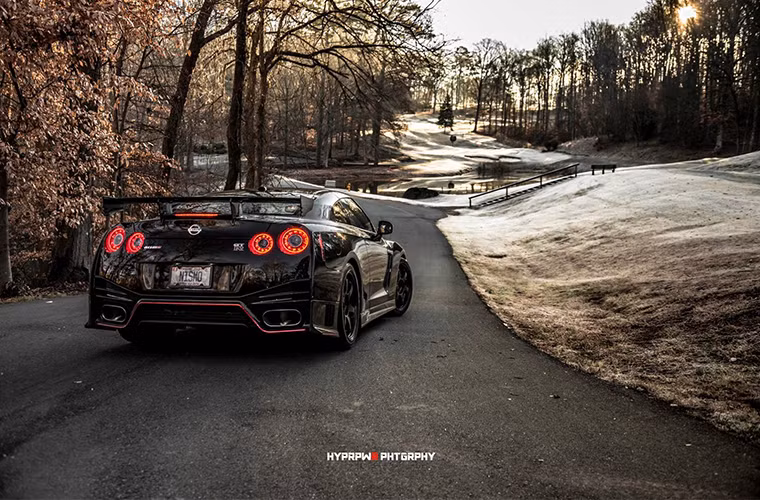 GT-R sở hữu những chi tiết cải tiến nổi bật như cánh lướt gió sau cỡ lớn làm bằng sợi carbon, cản trước và cánh hướng gió dưới làm bằng carbon.