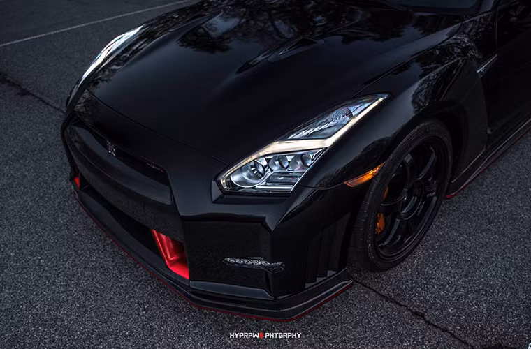 Bên dưới nắp ca-pô của GT-R Nismo là động cơ xăng V6 3.8L VR3DETT - cho công suất tối đa lên đến 600 mã lực và mô-men xoắn cực đại hơn 650Nm, những con số thực sự ấn tượng đối với một động cơ V6.