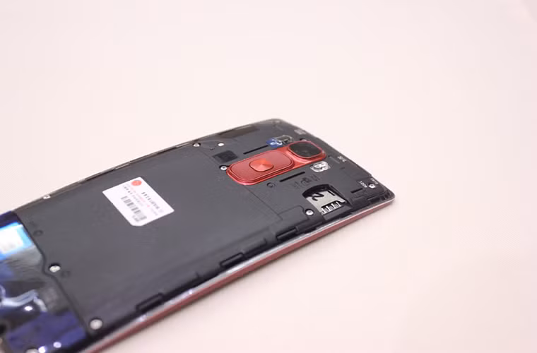 G Flex 2 được trang bị RAM 2 GB hoặc 3 GB, hỗ trợ mạng LTE Cat 6 và có bộ nhớ lưu trữ 16 GB hoặc 32 GB tùy phiên bản.