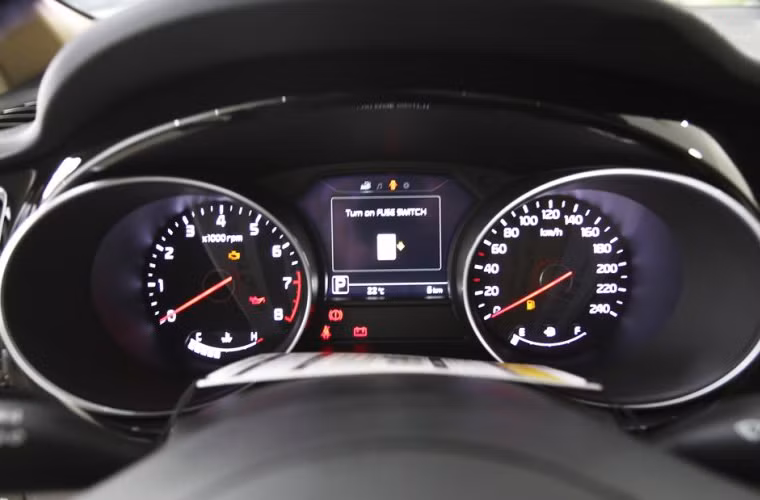 Cụm đồng hồ tốc độ với màn hình LCD lớn ở giữa.