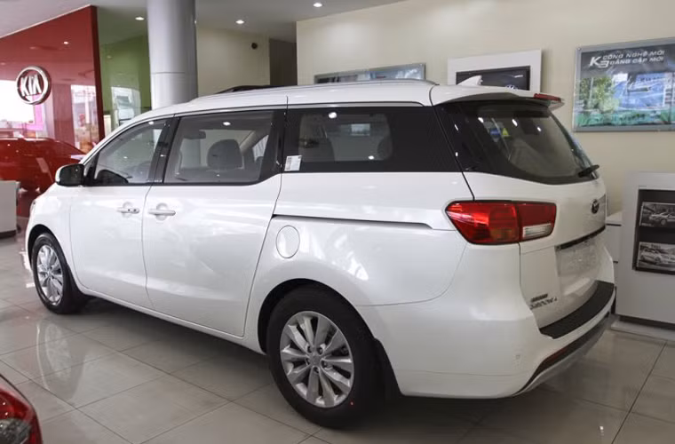 Kia Sedona 2015 phù hợp cho nhu cầu đi lại của gia đình 7 người.