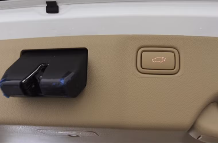 Cốp sau được đóng/mở bằng điện.