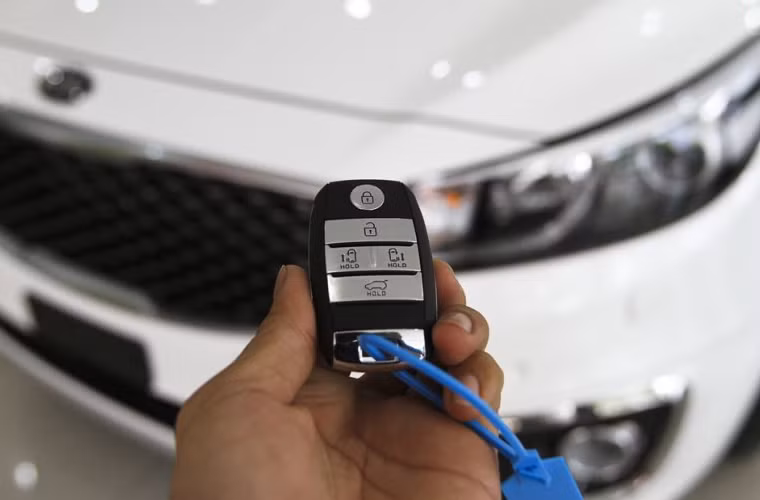 Chìa khoá thông minh với nút mở cửa trượt điện ở hai bên.